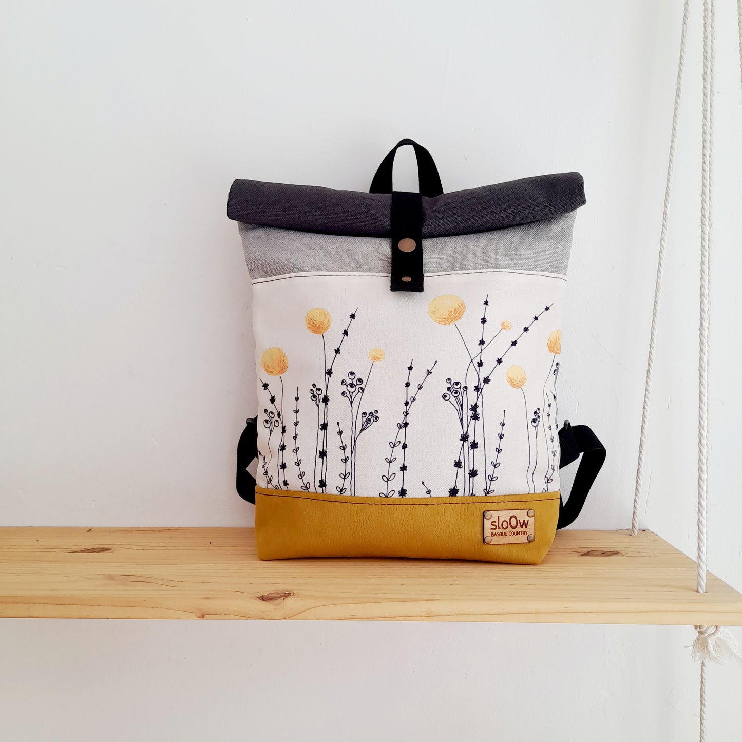 Rolltop Craspedias con mostaza y gris