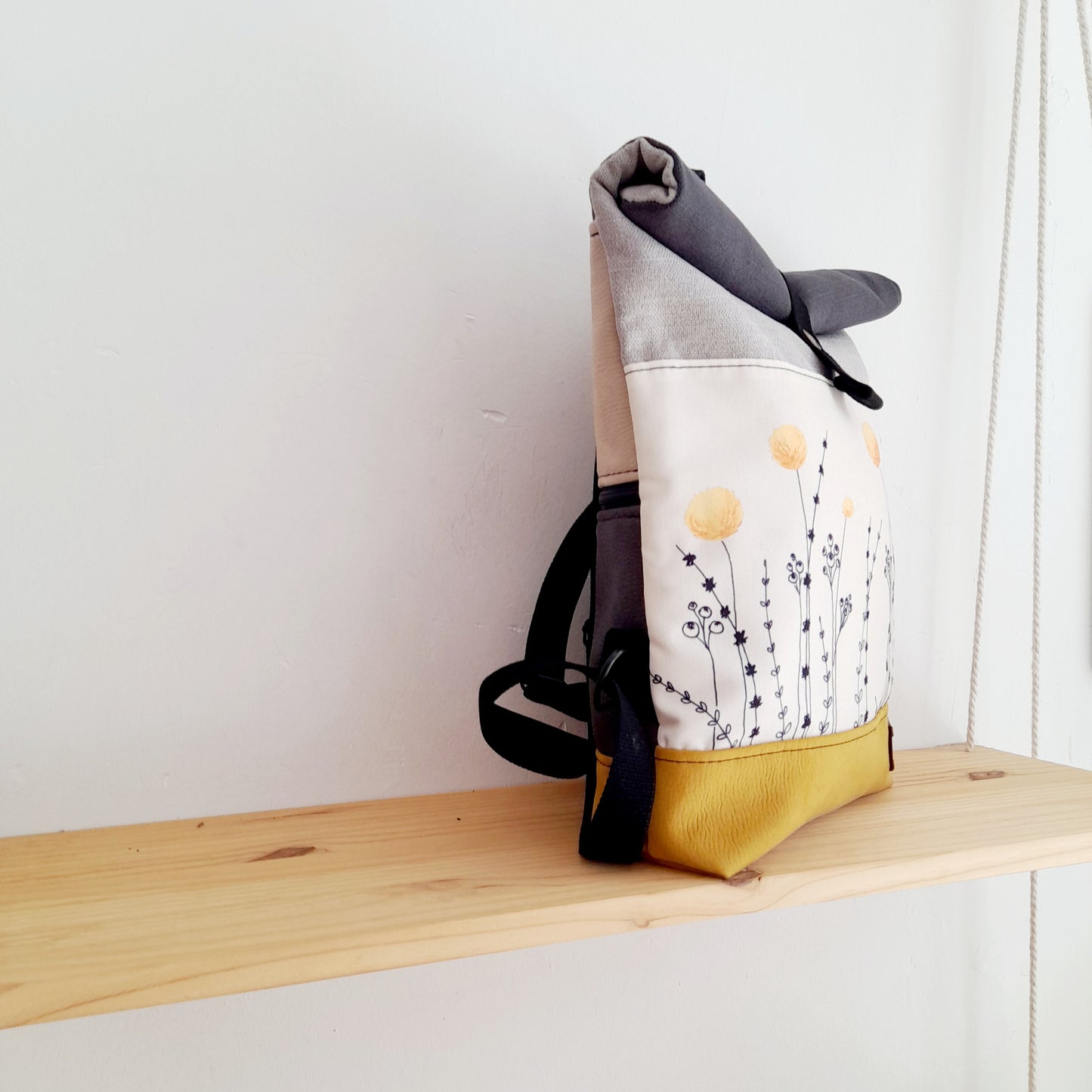 Rolltop Craspedias con mostaza y gris