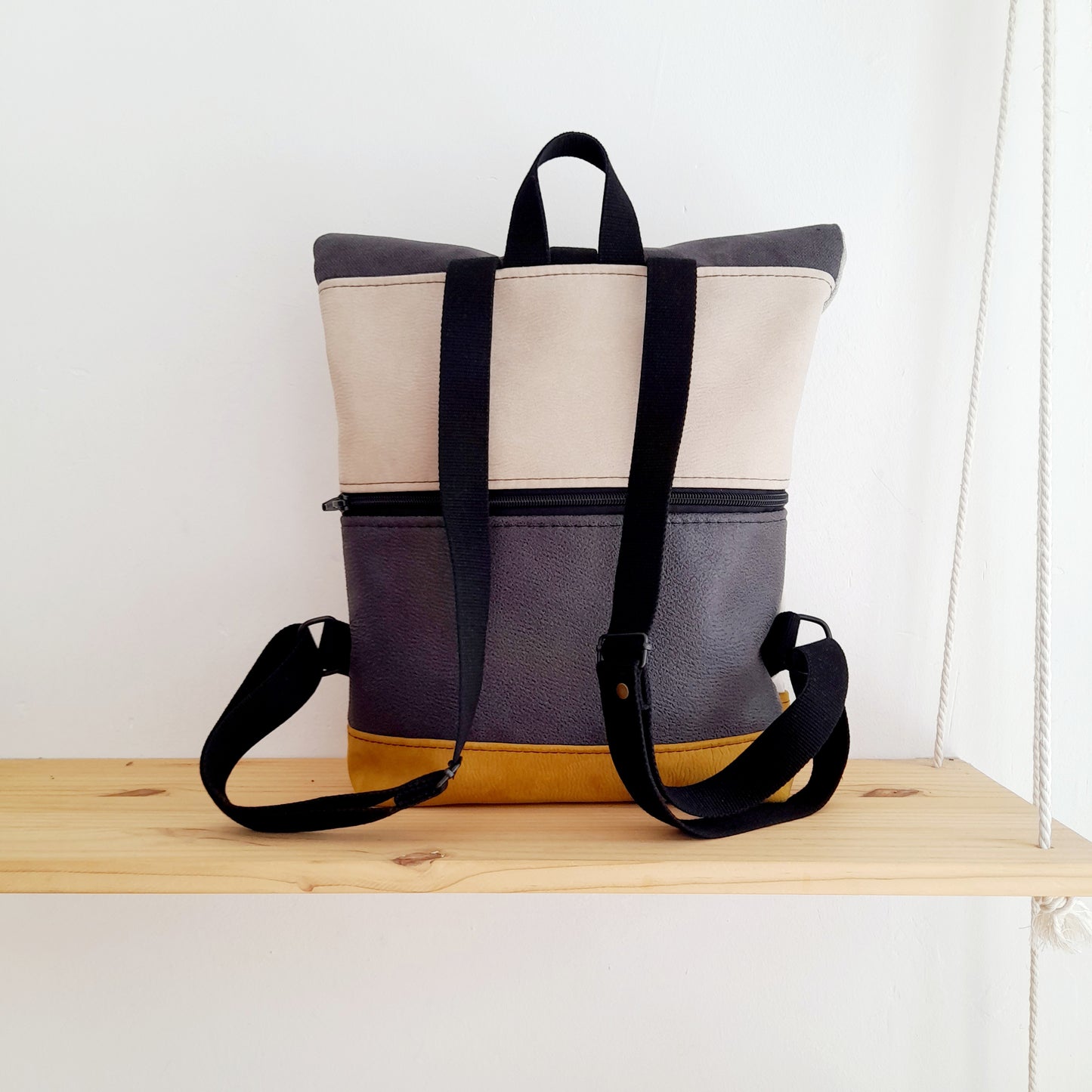 Rolltop Craspedias con mostaza y gris