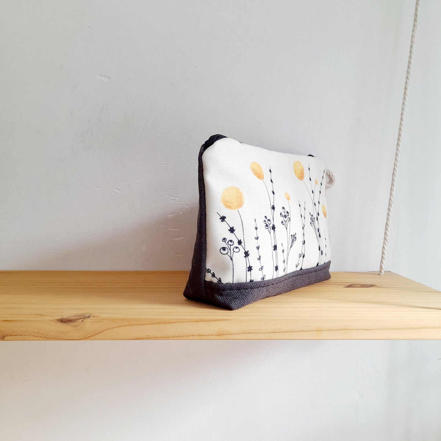 Neceser de Craspedias con base gris oscuro