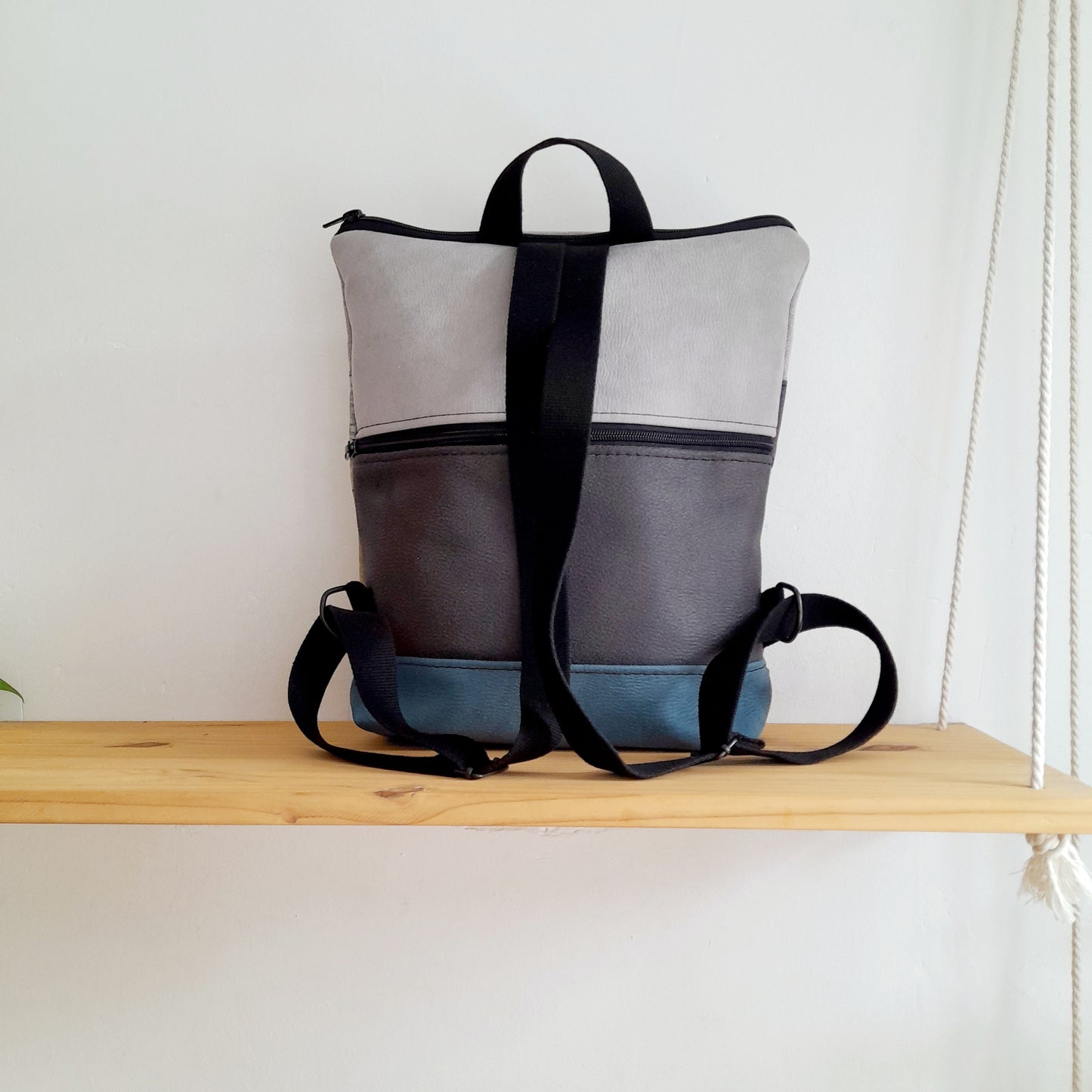 Mochila alta Collage 1 con azul y gris claro