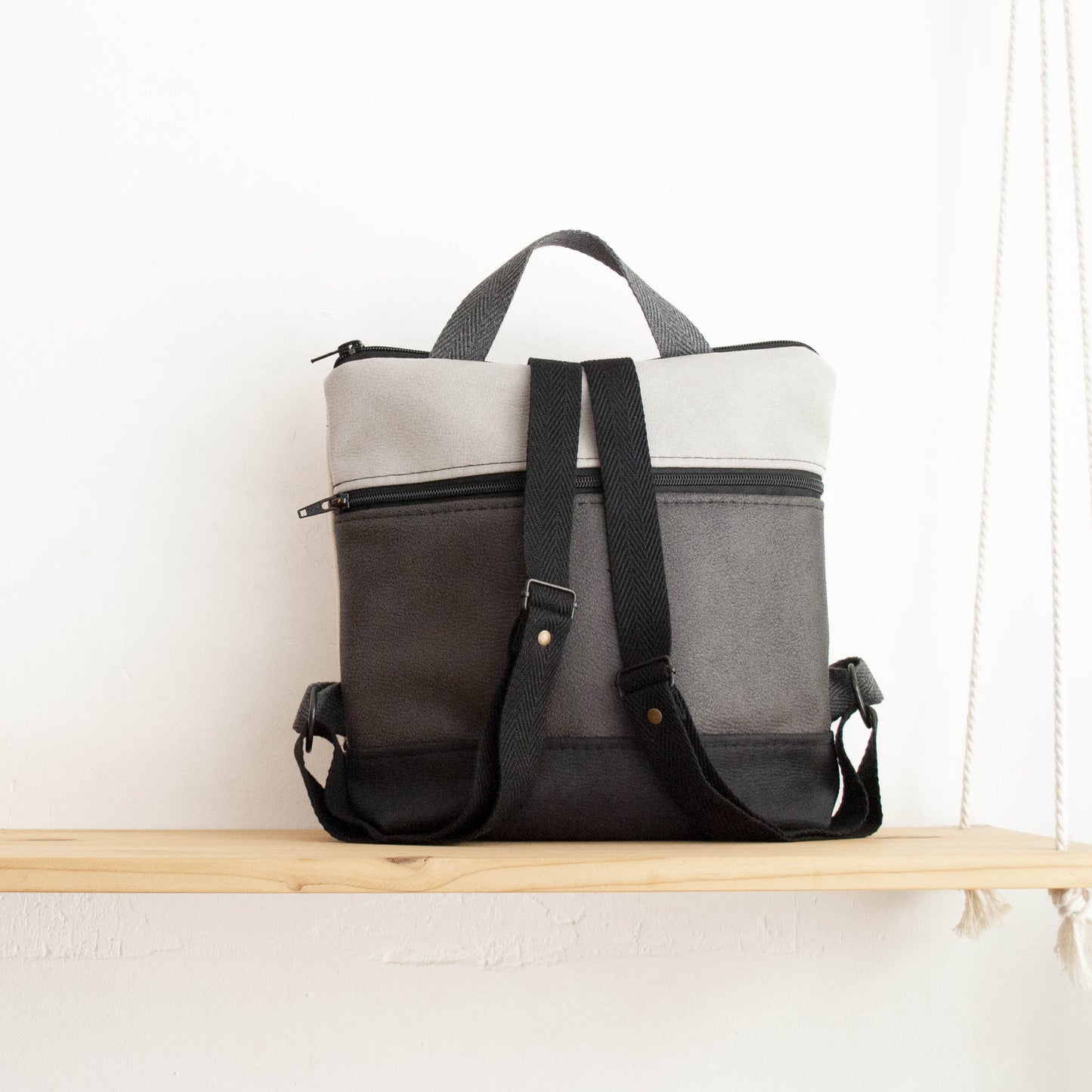 Mochila cuadrada de Craspedias con gris y negro