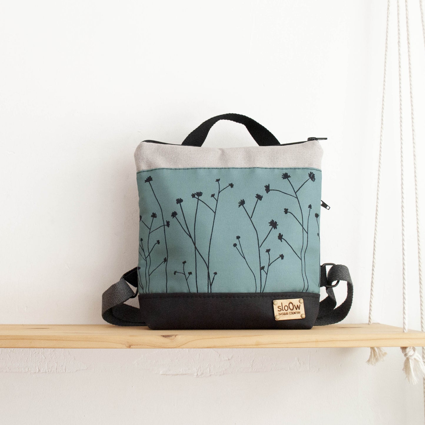 Mochila cuadrada de Gramíneas azules con gris y negro