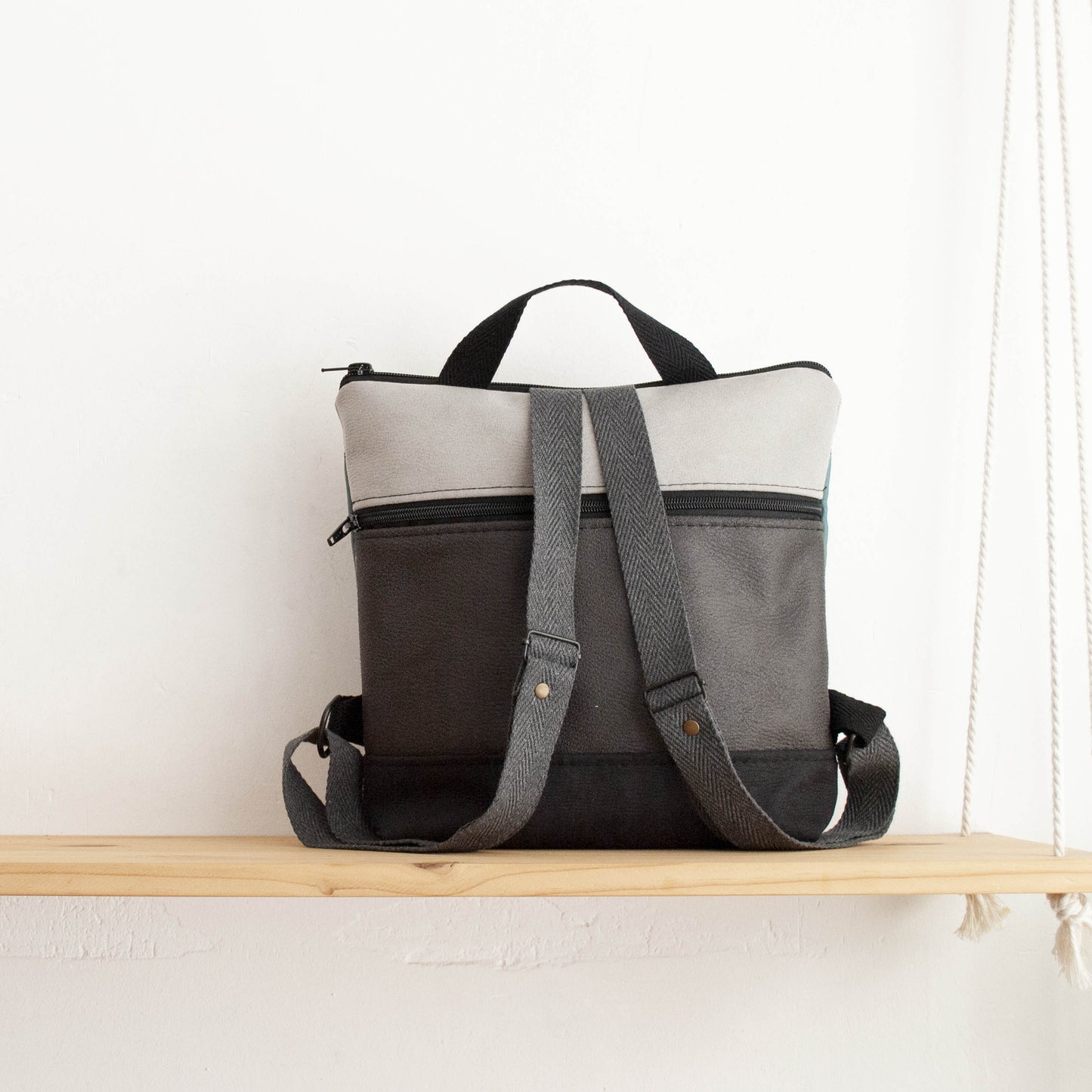 Mochila cuadrada de Gramíneas azules con gris y negro