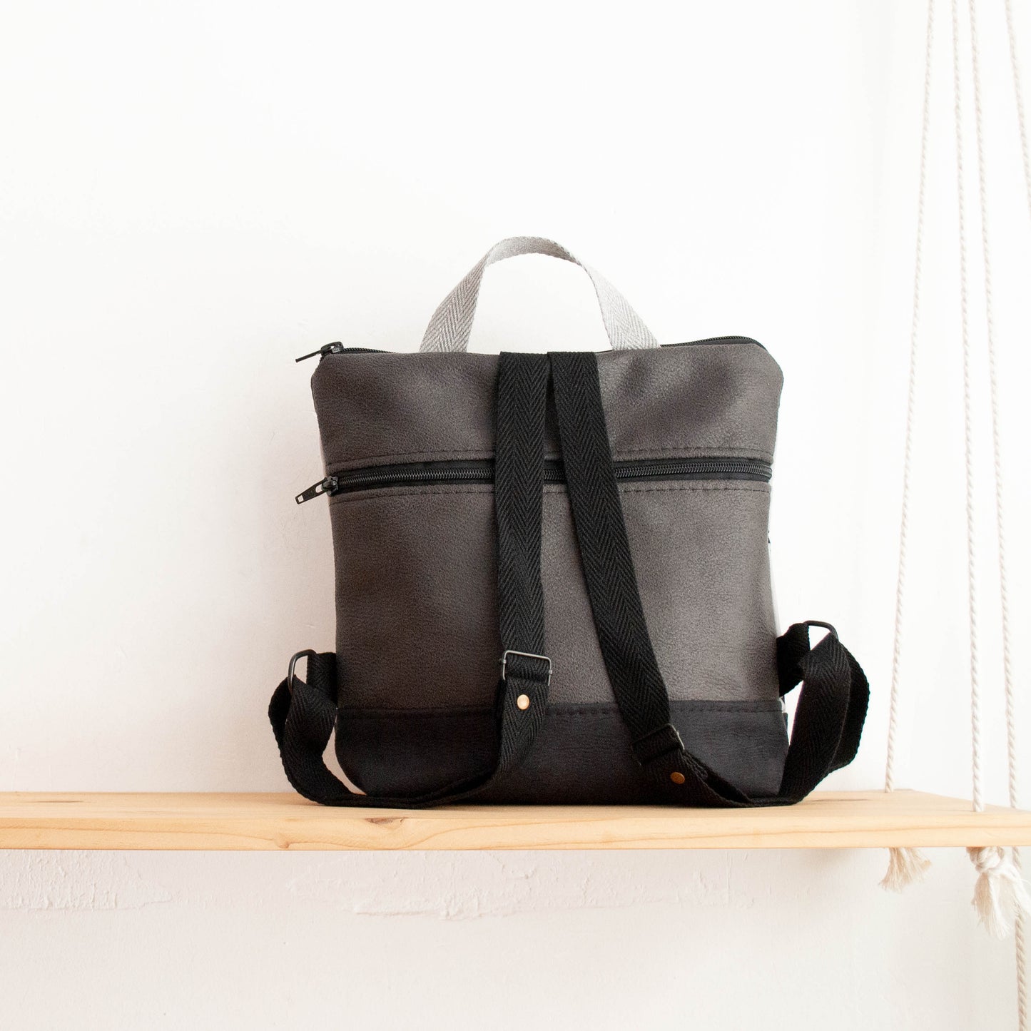 Mochila cuadrada Hierbas altas rojas con negro y gris