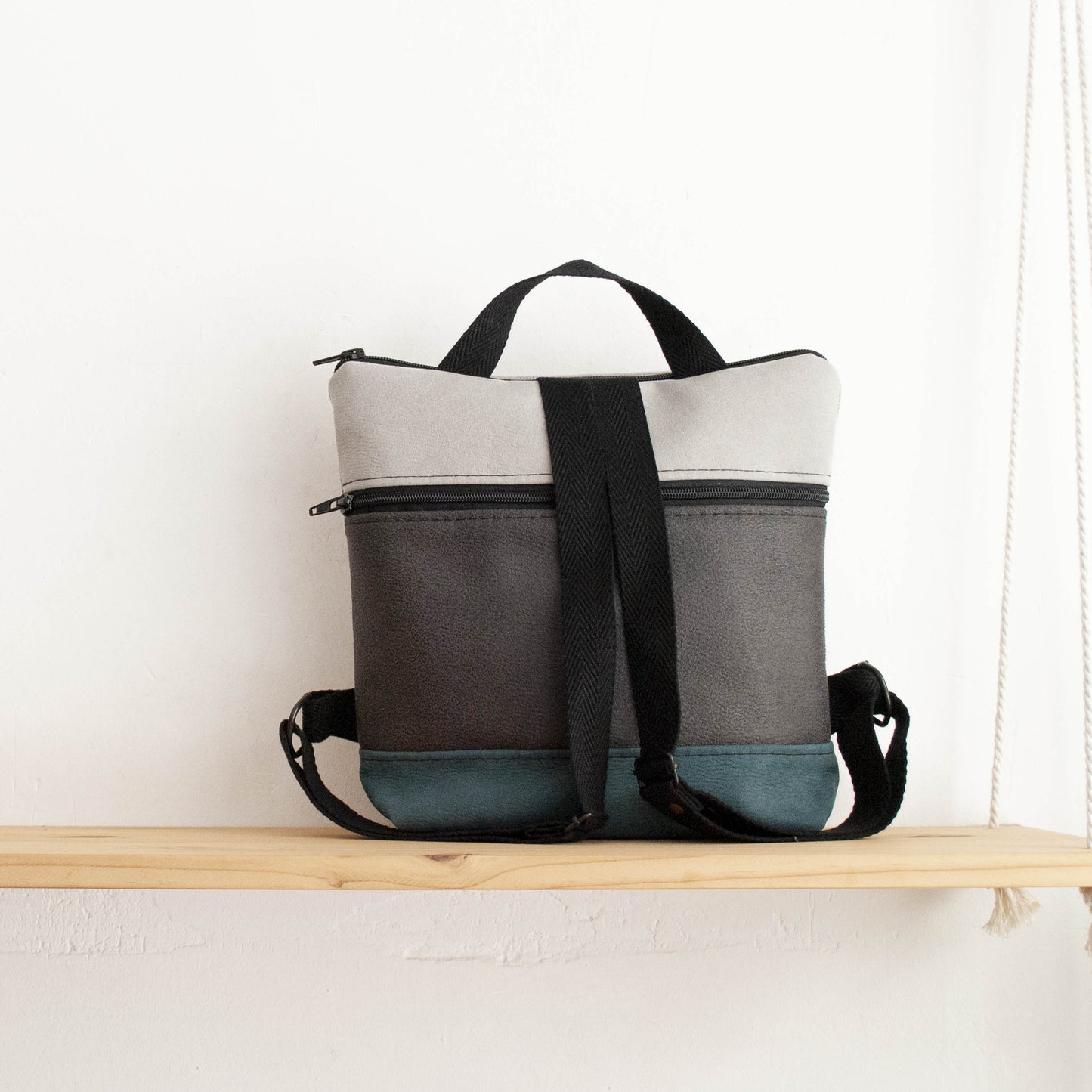 Mochila cuadrada Collage con gris y azul