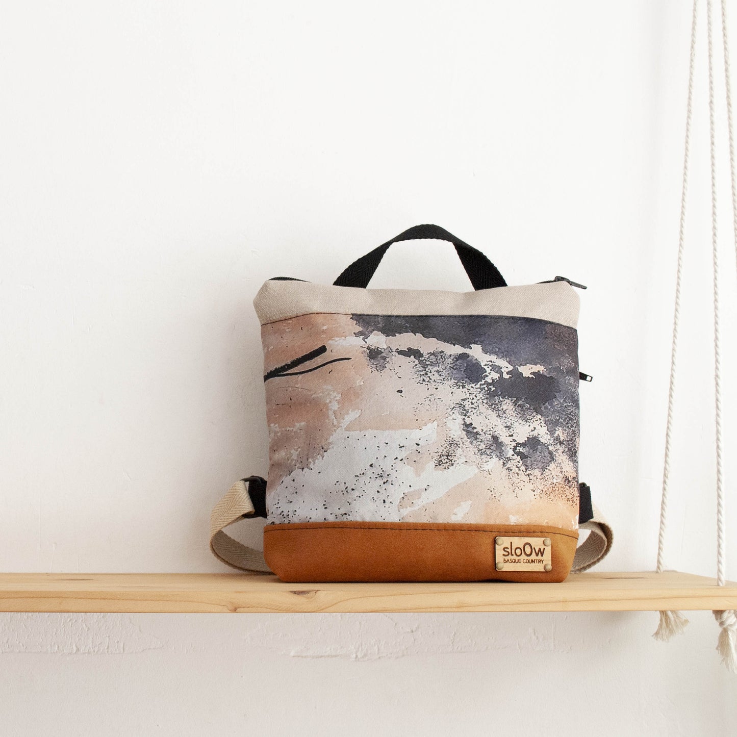 Mochila cuadrada Textura Beige con camel