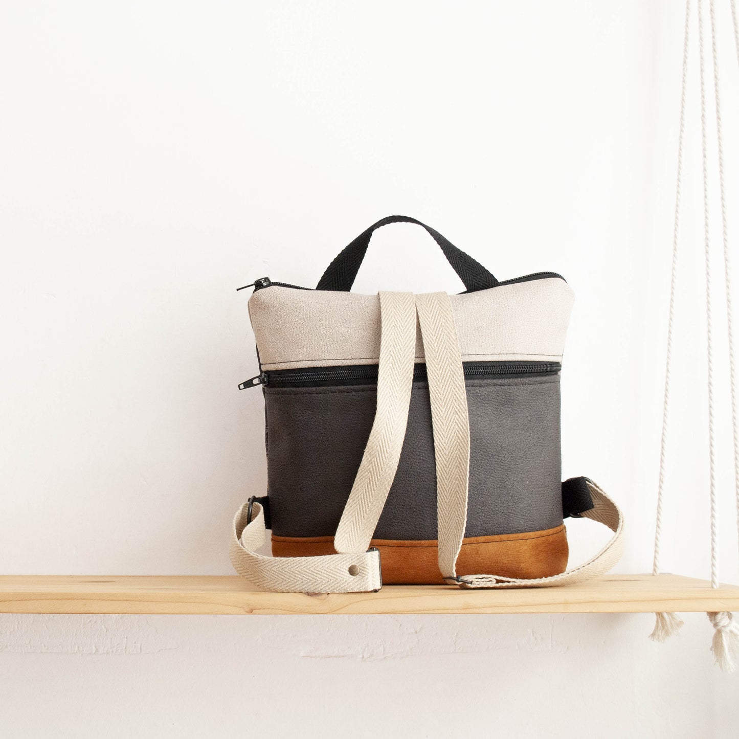 Mochila cuadrada Textura Beige con camel