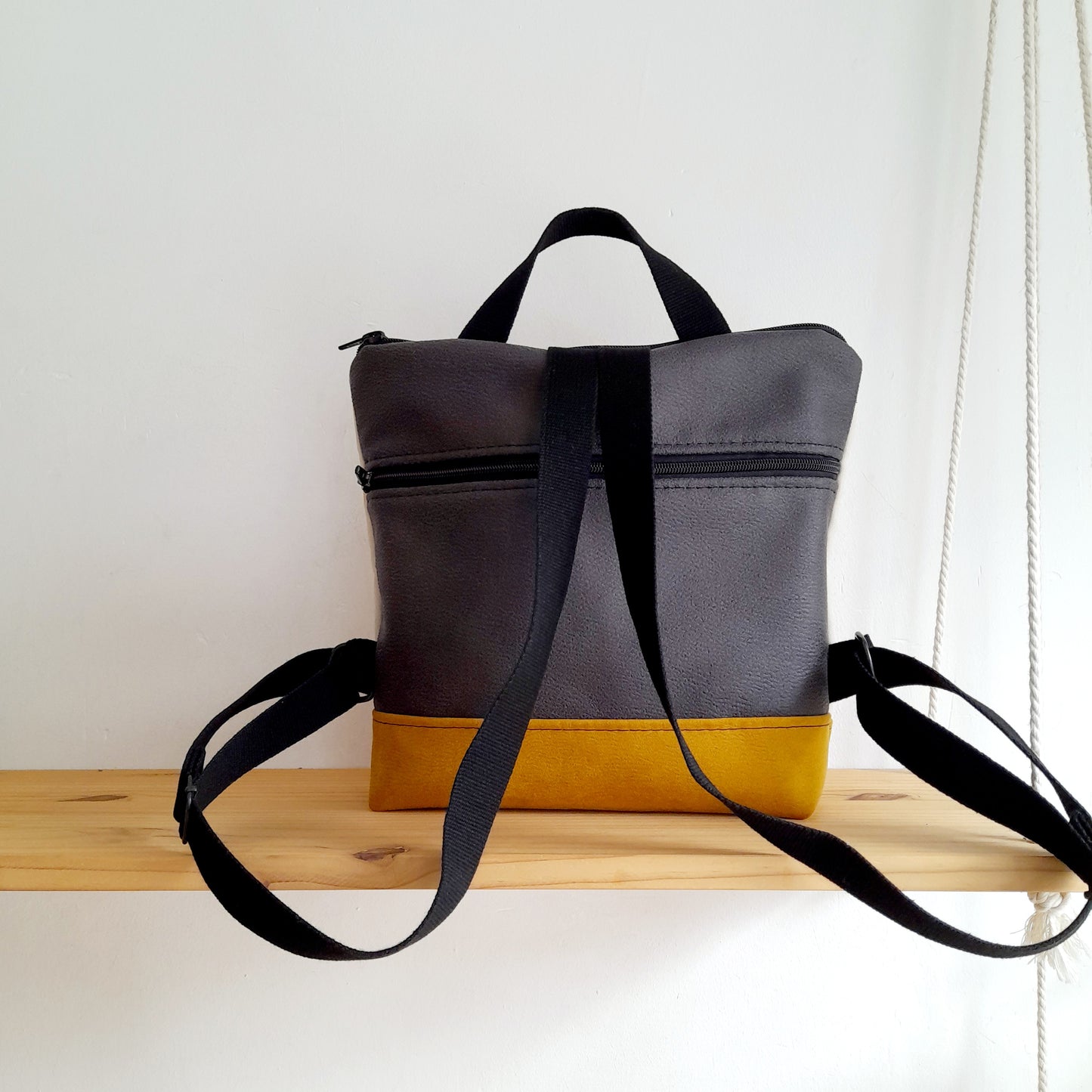 Mochila cuadrada de Craspedias con mostaza y gris claro