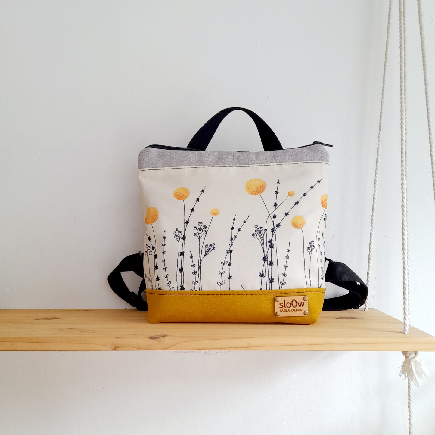 Mochila cuadrada de Craspedias con mostaza y gris claro
