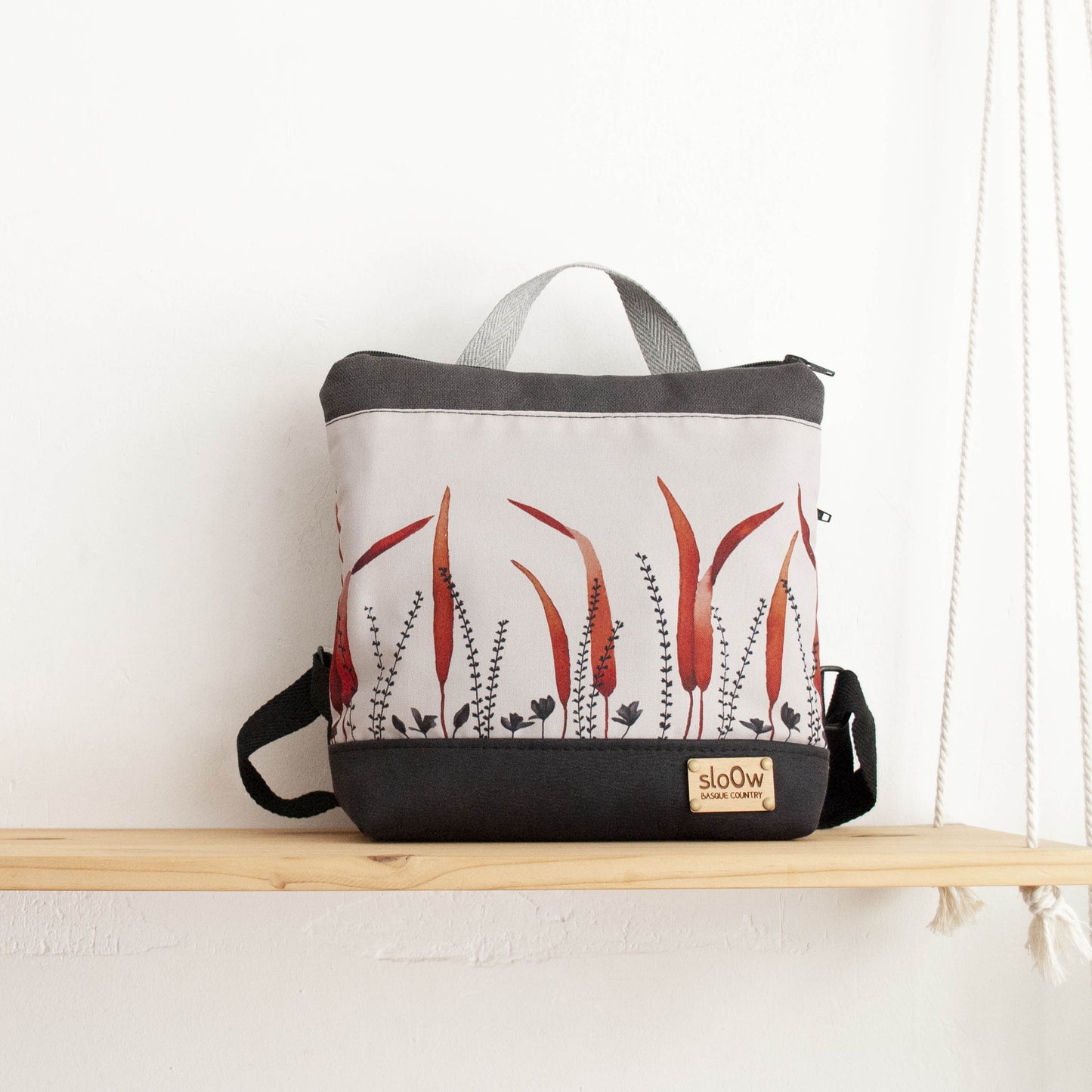 Mochila cuadrada Hierbas altas rojas con negro y gris