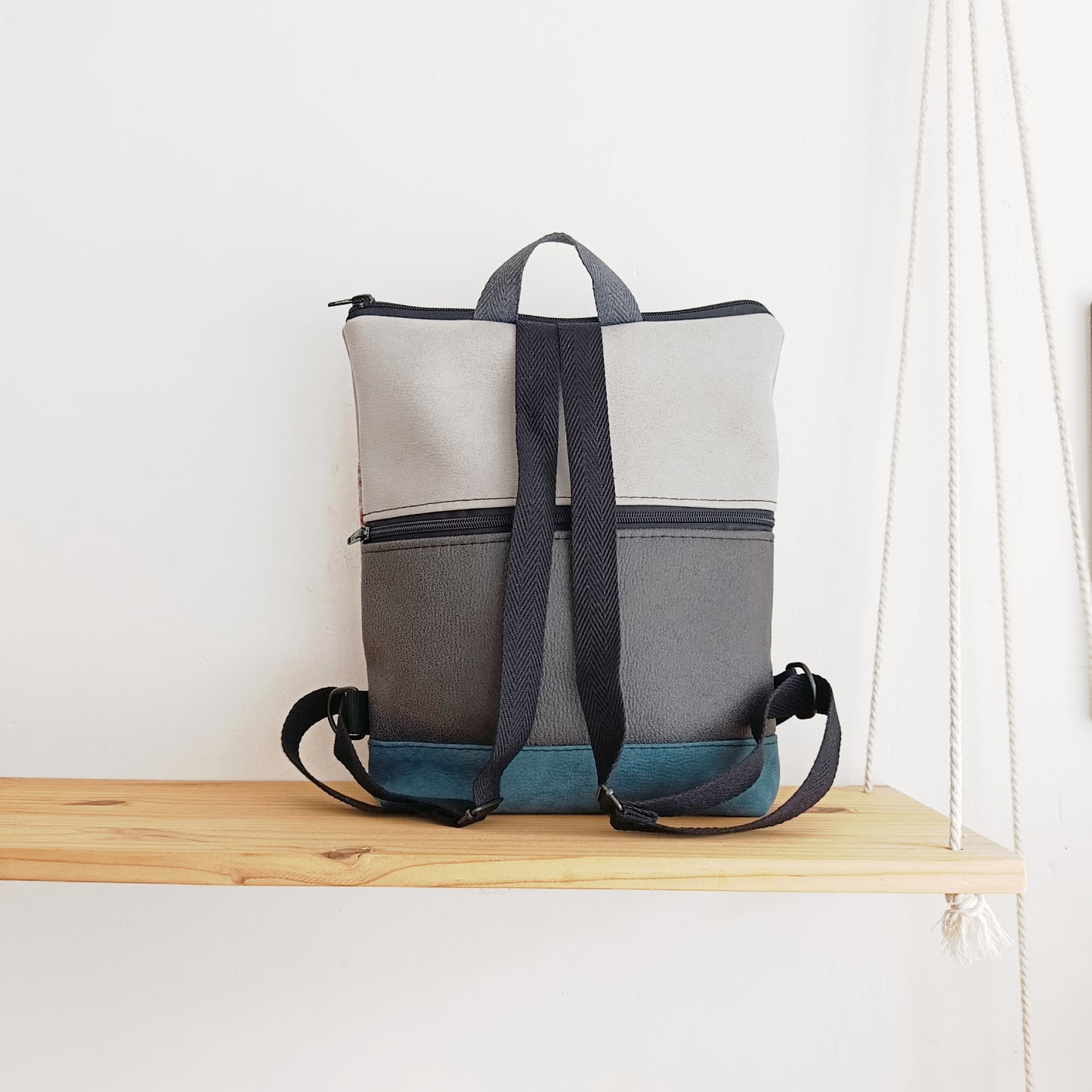 Mochila alta Stamp 2. Base azul